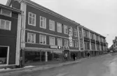 Vågmannen 1+2+3+4. Byggnad I, översikt från norr. Modigs mattor. 