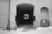 Riddaren 3. Byggnad I, port till bakgård.