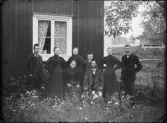 Familj vid hus