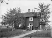 Familj vid hus