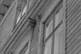 Fiskaren 3. Detalj prydnad på fönsteröverbyggnad.