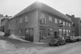 Fiskaren 7. Byggnad V. Översikt från norr. Bil-Nordlund.