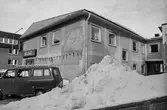 Fiskaren 7. Byggnad V. Översikt från syd. Bil-Nordlund.