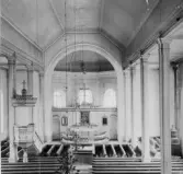 Kyrkan, interiör mot altaret.

