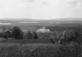 Bjursås, Falun. Kyrkan från Dössberget. Smärlingerna i dalen.


