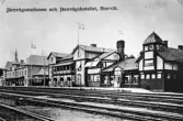 Vykort med järnvägsstationen och Järnvägshotellet i Storvik.