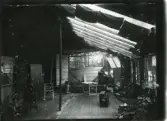 Fotoatelje under byggnation för fotograf Nyberg under 1920-talet, ev 1910-talet i Norrsundet, där han också visade film. Norrsundetsamlingen.