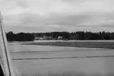 Panorama över timmernot på väg under Strömsunds hängbro. Fotot taget från hängbron.