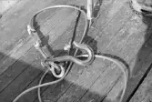 Helgumsjön. Detalj av wire och krok för bogsering av fraktbom.