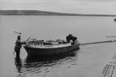 Tryggve Persson och Göran Roos (i båten) landrensar.