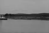 Fångsjön. Fraktbommar och en radiobåt.