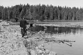 Fångsjön. Reidar Ragnarsson och Johan Wikström landrensar. Reidar har med de överliggande stockarna samlat ihop en 