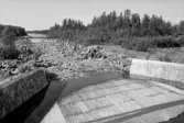 Nedanför Gamla Lövöns damm före tappning. Notera den stenlagda bottnen med fasthållande rundjärn.