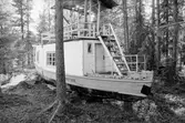 Före detta husbåt ombyggd till sommarstuga på Öhn.