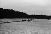 Rumpan vid Sporrsjödammen. Båtarna ros över länsarna.
