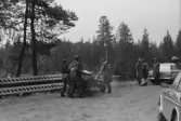 Flottning. Båtarna tas från Sporrsjön till Finnsjön på bilsläp med Reidar Ragnarssons bil.