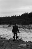 Rumpan nedanför Ramsele kraftverk. Bernard Isaksson poserar som 