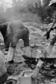 Rumpan nedanför Ramsele kraftverk. Fika efter brötlossning. Harry Eneröd torkar baken då han blev blöt vid bröten.