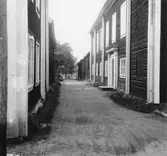 Avesta stad. Kv. Smedjan, gränd t.h. Röösskahuset.

