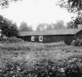 Mattsbo. Avesta stad. Röd lång uthuslänga med 2 bostäder.


