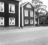Avesta stad. Kyrkogatan 16. Rödmålat hus.

