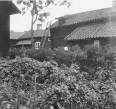 Avesta stad. Byn. Gårdsinteriör. Vindsglugg med trågaller

