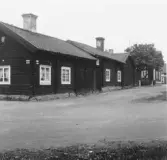 Avesta stad. Från gamla Avesta. 2 hopbyggda stugor.

