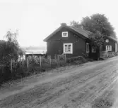 Avesta stad. Stjälparna. Stuga vid väg.

