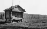 Bjursås, Falun. Granåsen. Härbre från 1736. Sörskog i bakgrunden.

