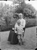Kvinna med barnbarn(?)