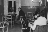 Kvarteret Tullen. Wedins café. Kafégäster. Till höger journalisten Anders Grönlund.