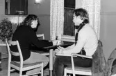 Kvarteret Tullen. Wedins café. Katarina Ek-Nilsson intervjuar Anders Grönlund, journalist på VA.