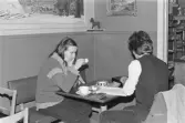 Kvarteret Tullen. Wedins café. Cafégäster.