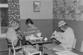 Kvarteret Tullen. Wedins café. Tre killar från Köping som ska hälsa på kompis 