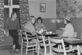 Kvarteret Tullen. Wedins café. Tre killar från Köping som ska hälsa på kompis 