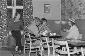 Kvarteret Tullen. Wedins café. Tre killar från Köping som ska hälsa på kompis 