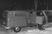 Örnbergs bageri. Arne Andersson-Wass lastar bussen.