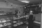 Örnbergs bageri. Butiken på Storgatan, interiör. Bakom disken Elsa Andersson-Wass.