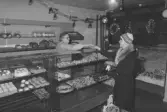 Örnbergs bageri. Butiken på Storgatan, interiör. Bakom disken Elsa Andersson-Wass.