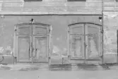 Torget 1. Detalj garagedörrar