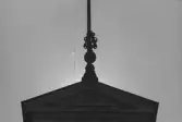 Torget 1. Detalj på takfot och flaggstång.