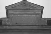 Torget 1. Detalj på takfot och flaggstång.