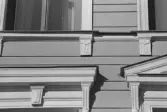 Guldsmeden 10. Detalj på  fönsteröverbyggnad.