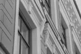 Guldsmeden 10. Detalj på  fönsteröverbyggnad.