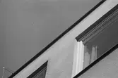 Guldsmeden 9. Detalj takfot beige huset.