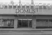 Kopparslagaren 28. Del av fasad. Entrè mot sydost. Domus.