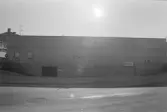 Kopparslagaren 28. Fasad mot nordväst med garage. Domus.