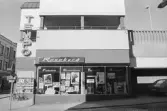 Glasmästaren 10. Del av fasad mot nordväst. Resebyrå.