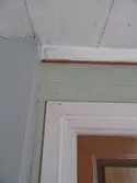 Interiör från köket i parstugan på Nygårdsgården i Bingsjö. Köket är beläget i det rum innanför förstugan som i parstugor vanligen brukar vara kammare. Troligen fick köket sin placering i samband med att byggnaden flyttades. Den stod ursprungligen på annan plats i byn men flyttades omkring 1860–1861 till nuvarande plats som då var åkermark.