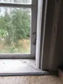 Interiör från köket i parstugan på Nygårdsgården i Bingsjö. Köket är beläget i det rum innanför förstugan som i parstugor vanligen brukar vara kammare. Troligen fick köket sin placering i samband med att byggnaden flyttades. Den stod ursprungligen på annan plats i byn men flyttades omkring 1860–1861 till nuvarande plats som då var åkermark.
